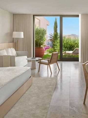 Geräumiges Hotelzimmer mit modernem Design und Blick auf eine grüne Terrasse