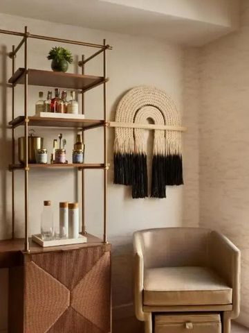Minibar mit dekorativem Wanddesign und elegantem Sessel