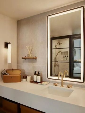 Luxuriöses Badezimmer mit beleuchtetem Spiegel und Doppelwaschbecken