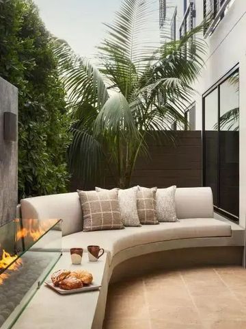 Gemütlicher Außenbereich mit Sitzbereich und Kamin im Hotel