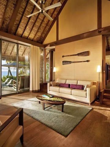 Helles Wohnzimmer mit Blick auf das Meer und stilvollen Möbeln