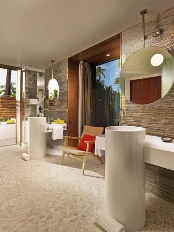 Luxuriöses Badezimmer mit modernen Armaturen und Zugang zur Terrasse