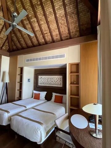 Doppelzimmer mit Holzdach und minimalistischer Einrichtung