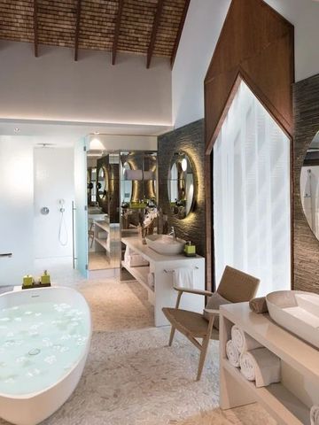 Luxuriöses Badezimmer mit freistehender Wanne und edlem Interieur