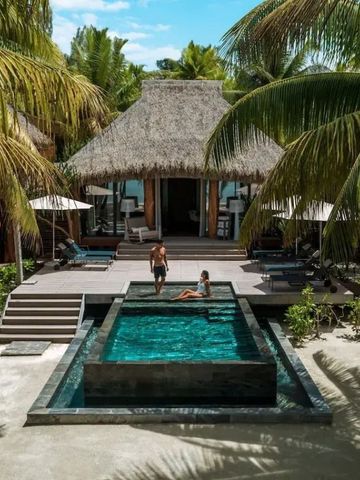 Privater Pool mit Palmen und traditioneller Strohhütte