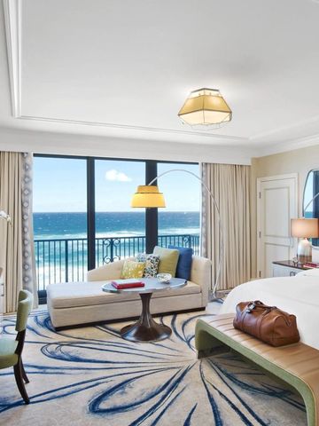 Elegantes Hotelzimmer mit Meerblick und stilvollen Möbeln.