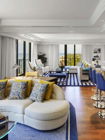 Weiträumige Suite mit modernem Design und Meerblick.