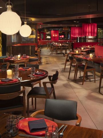 Gemütliches Hotelrestaurant mit Holzmöbeln und stimmungsvoller Beleuchtung.