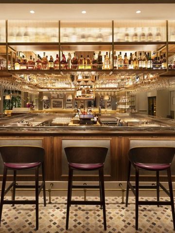 Luxuriöse Hotelbar mit edlem Interieur und raffinierter Beleuchtung.