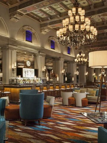 Prächtige Hotellobby mit hohen Decken und eleganten Sitzmöglichkeiten.