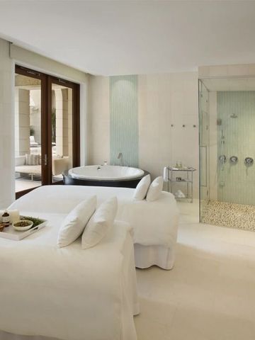 Luxuriöses Spa mit Massagebetten und moderner Einrichtung