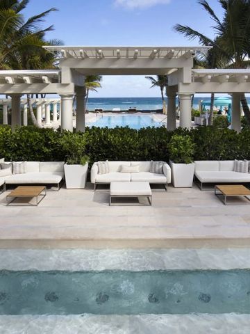 Elegante Terrasse mit Blick auf den Pool und das Meer