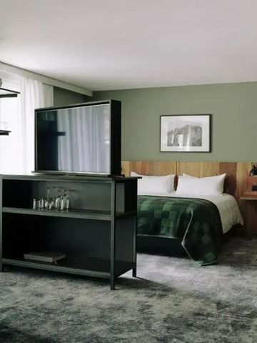 Geräumiges Hotelzimmer mit gemütlichem Doppelbett und modernem Interieur