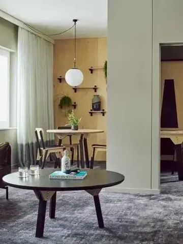 Gemütliche Suite mit modernem Interieur und Beistelltisch