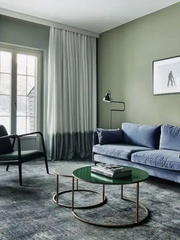 Heller Wohnbereich mit Sofa und Fensterfront