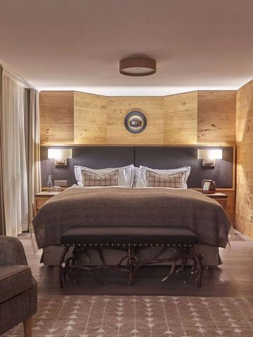Hotelzimmer mit Doppelbett und stilvollem Design in warmen Holztönen