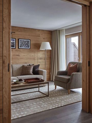 Behagliche Sitzecke mit modernen Holzakzenten und natürlichem Licht im Hotel The Capra Saas-Fee