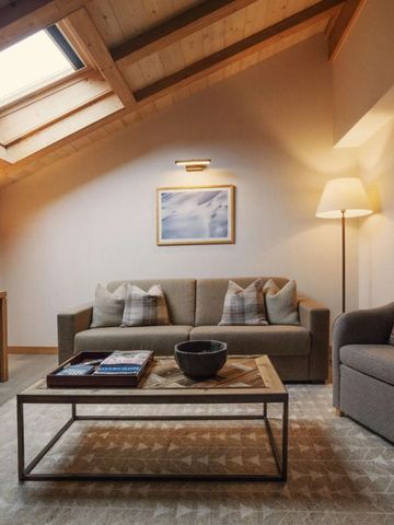 Gemütliche Lounge mit eleganter Inneneinrichtung und Dachfenstern im Hotel The Capra Saas-Fee