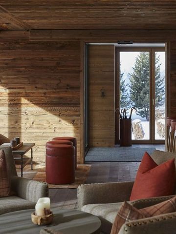 Gemütlicher Loungebereich mit moderner, rustikaler Einrichtung