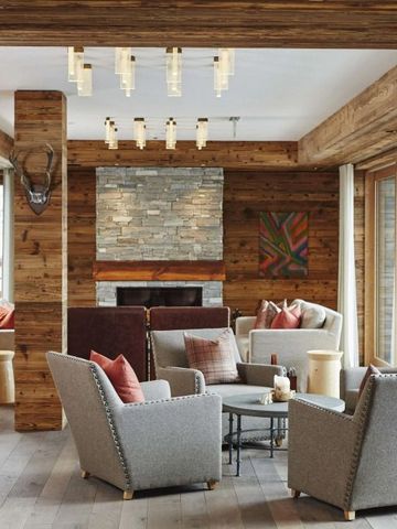 Eleganter Sitzbereich in rustikalem Design mit Kamin