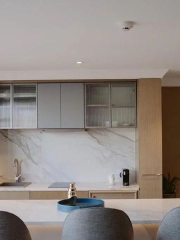 Moderne Küche mit Barhockern in einer Hotelsuite