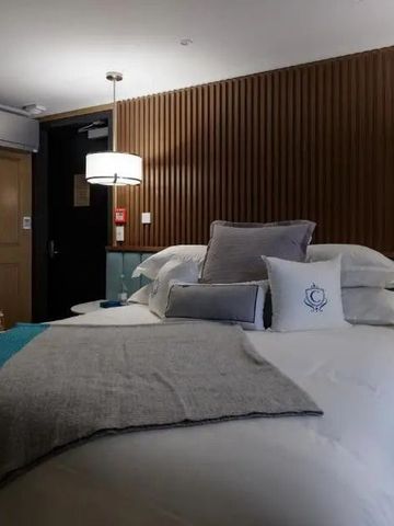 Gemütliches Schlafzimmer mit luxuriöser Bettwäsche