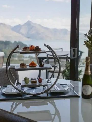 Teegebäck mit Champagner und Bergblick im Hintergrund