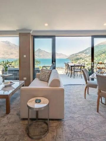Luxuriöser Wohnbereich mit Panoramablick auf die Berge und den See.