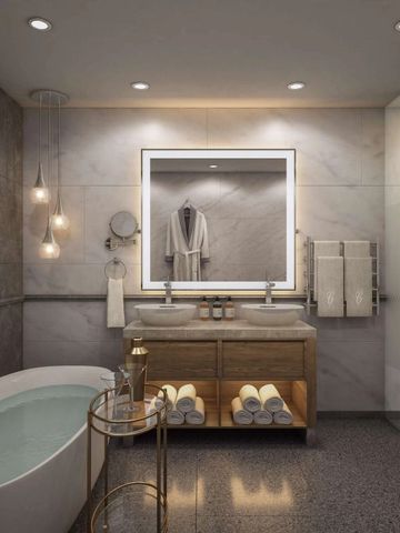 Modernes Badezimmer mit freistehender Badewanne und edler Beleuchtung.