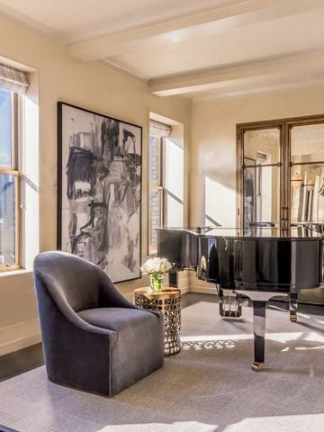 Luxuriöser Wohnbereich mit Klavier und Stadtblick im Carlyle Hotel