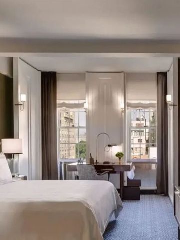 Geräumiges und stilvolles Schlafzimmer mit großen Fenstern im Carlyle Hotel