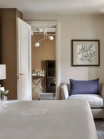 Luxuriöses Hotelzimmer mit modernem Dekor. Helle Kissen auf einem gemütlichen Sessel