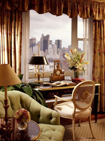 Luxuriöse Hotelsuite mit Panoramablick auf die Stadt. Fein verzierte Möbel