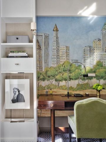 Stilvoller Arbeitsbereich mit künstlerischer Wandgestaltung und modernen Möbeln