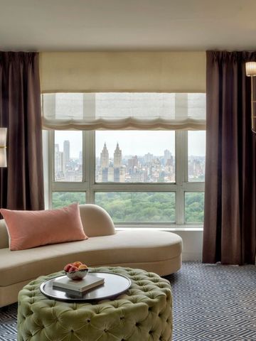 Luxuriöses Wohnzimmer mit Panoramablick auf New York City zu sehen.