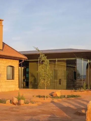 Moderne Hotelfassade aus Glas neben traditionellem Gebäude