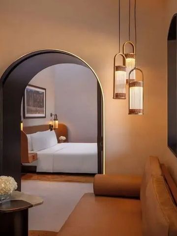 Harmonisch eingerichtetes Hotelzimmer mit weichen Beleuchtungen