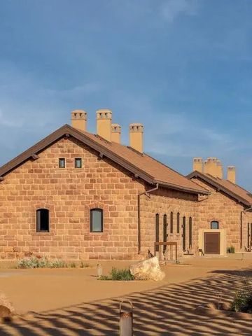 Traditionell gestaltete Steingebäude im Hotelkomplex