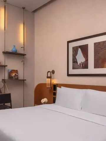 Gemütliches Schlafzimmer mit elegantem Dekor und Fotos an der Wand