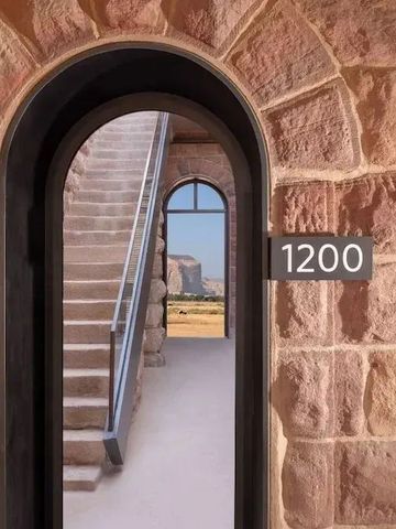 Steinarchitektur mit offener Aussicht auf die Umgebung