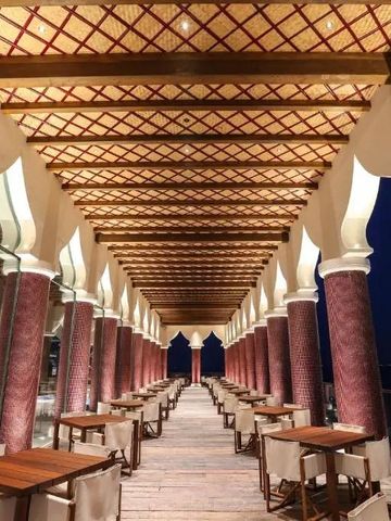 Elegantes Restaurant mit überdachten Säulen und stimmungsvoller Beleuchtung