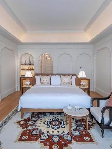 Elegantes Hotelzimmer mit Doppelbett und traditionellem Teppich