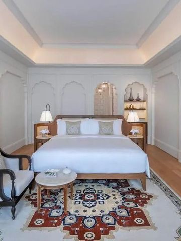 Helles Hotelzimmer mit elegantem Design und modernem Teppich