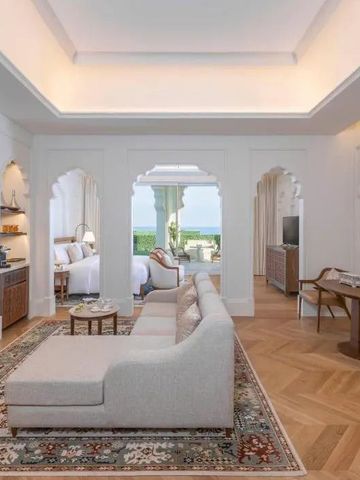 Geräumige Suite mit eleganten Bögen und Meerblick im Hintergrund