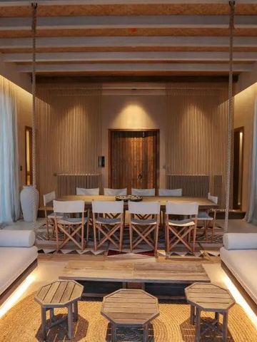 Luxuriöse Hotel-Lounge mit eleganter Holzeinrichtung und stilvollen Sitzgelegenheiten