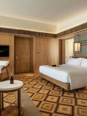 Luxuriöse Hotelzimmersuite mit Holzelementen