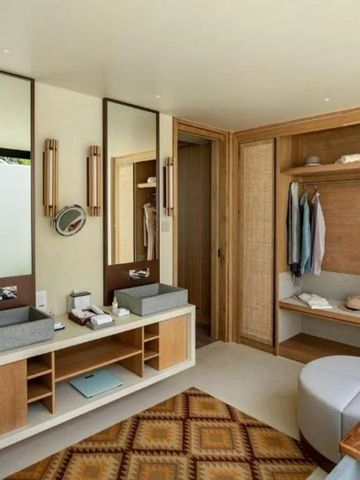 Luxuriöses Badezimmer mit Doppelwaschbecken und eingebautem Kleiderschrank