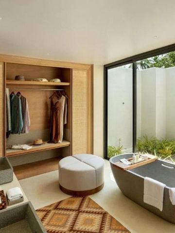 Modernes Badezimmer mit freistehender Badewanne und großem Fenster