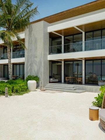 Strandvilla mit großen Glasfronten und gemütlichen Sitzecken im Freien