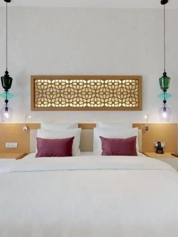 Nahaufnahme eines Hotelbetts mit künstlerisch gestalteten Kopfteilen